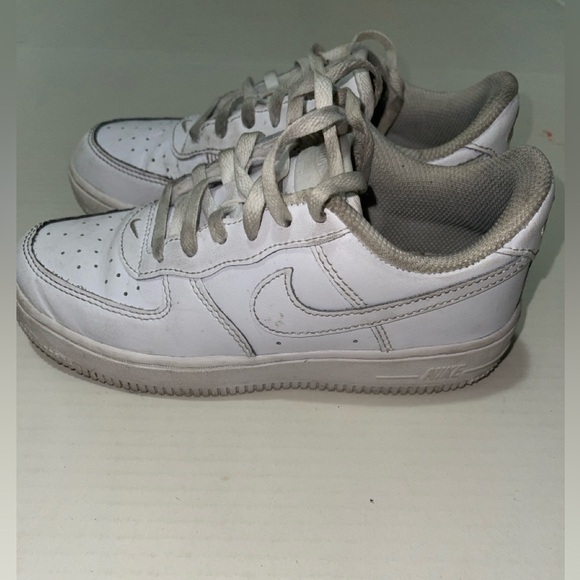 Boys Nike Air Force 1’s. (Preowned size 1y) - Picture 2 of 3